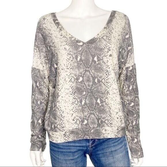 Wildfox NEW Daphne Python Stripe Snake Print Gray White V Neck Sweater Size L - Picture 2 of 6